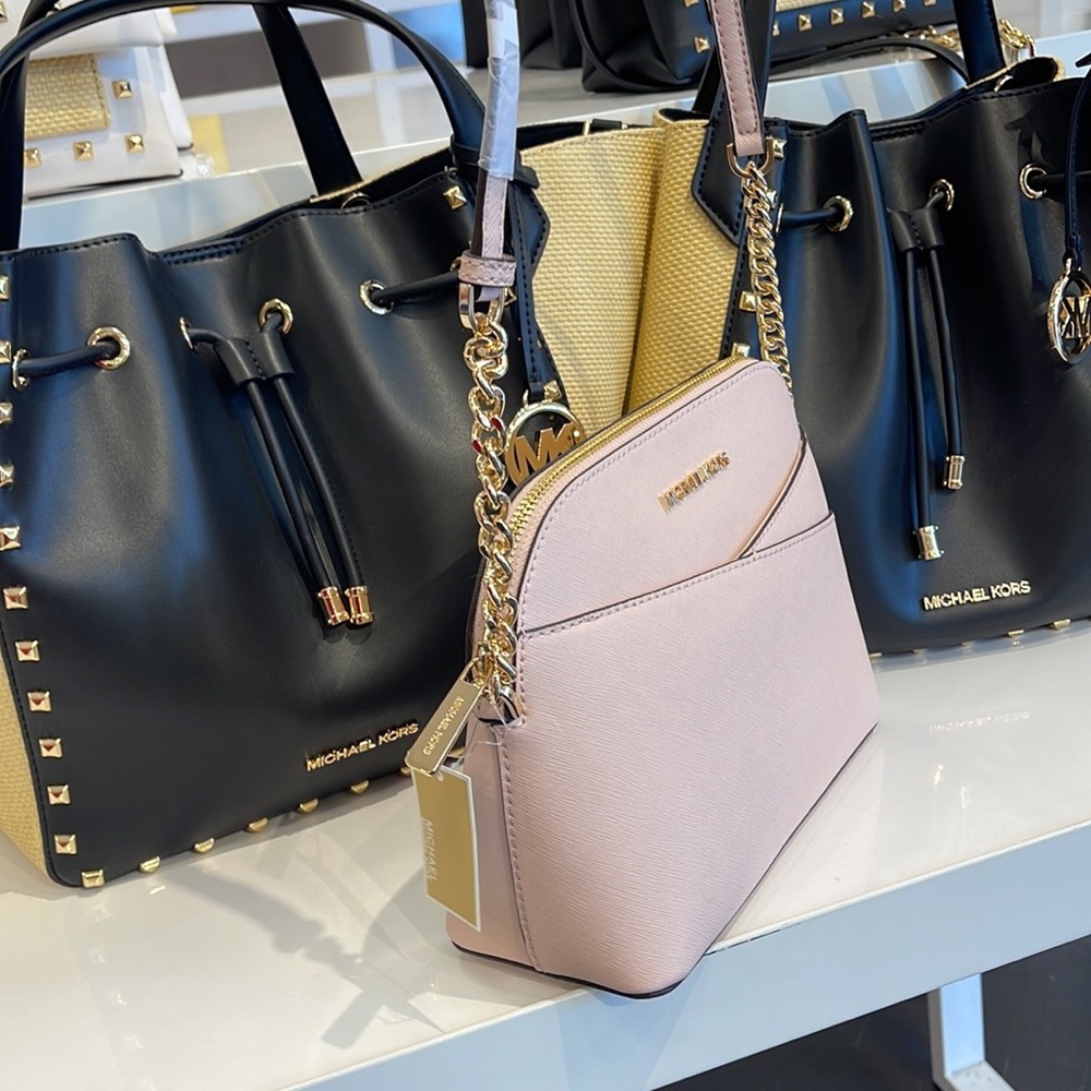 MICHAEL KORS
Jet Set Travel Medium Dome Crossbody Bag
Powder Blush 
NWT - Picture 12 of 16